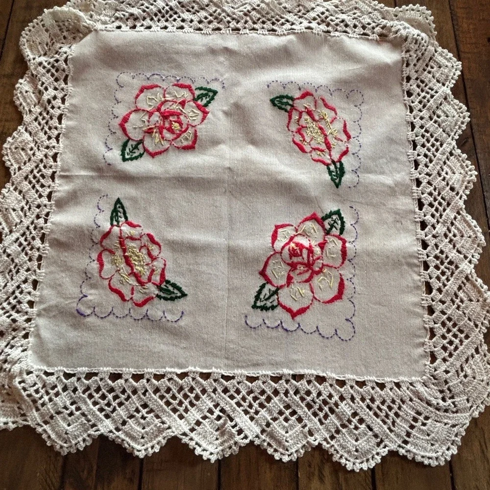 Vintage Floral Embroidered Lace Table Topper Cottagecore Spring ‎ Grandmacore